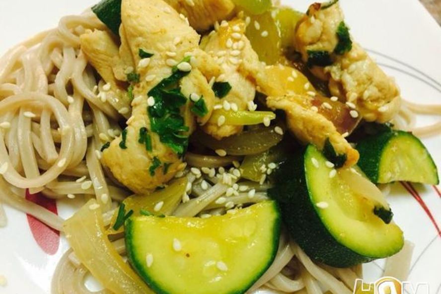 Рецепт гречневой лапши соба с курицей и овощами