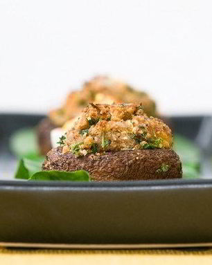 Грибы, фаршированные сыром бри, с зеленью и чесноком