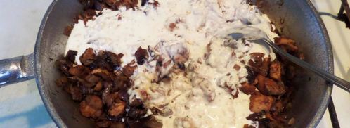 грибы в горшочках с сыром луком курицей. Шаг 12