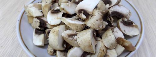 грибы в горшочках с сыром луком курицей. Шаг 3