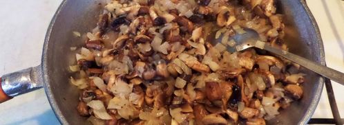 грибы в горшочках с сыром луком курицей. Шаг 7