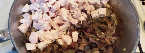 грибы в горшочках с сыром луком курицей. Шаг 9