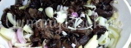 грибы, жареные с луком. Шаг 2