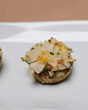 Шампиньоны фаршированные крабовыми палочками