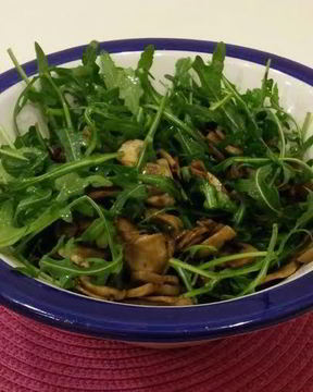 Жареные шампиньоны в соевом соусе с рукколой