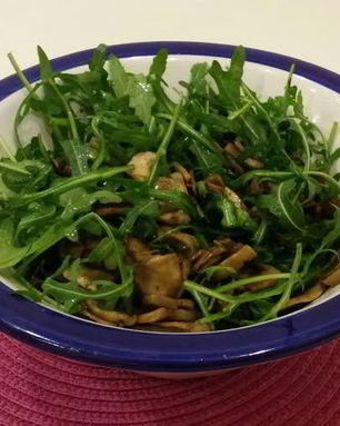 Жареные шампиньоны в соевом соусе с рукколой