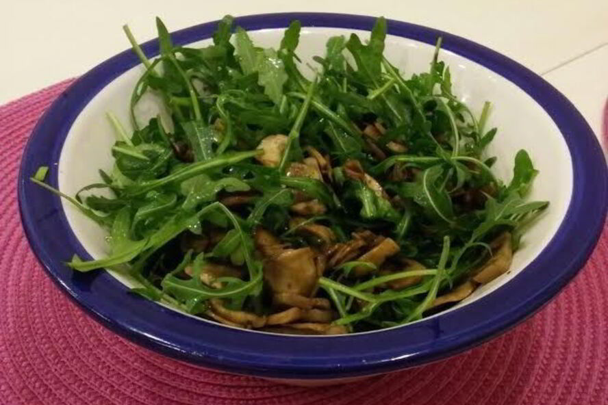 Рецепт жареных шампиньонов в соевом соусе с рукколой