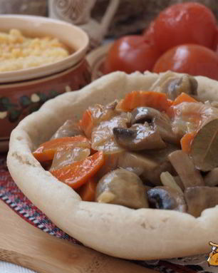 Гуляш из шампиньонов с луком и морковью