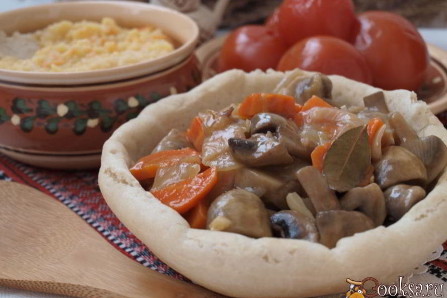 Рецепт гуляша из шампиньонов с луком и морковью