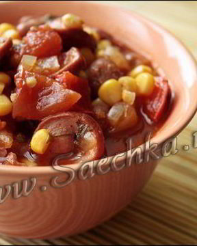 Гуляш из сосисок с фасолью и кукурузой
