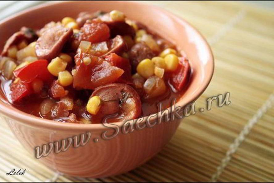 Рецепт гуляша из сосисок с фасолью и кукурузой