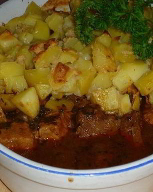 Гуляш под нежным соусом с картофельной корочкой