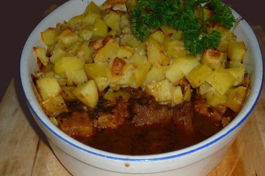 Рецепт гуляша под нежным соусом с картофельной корочкой