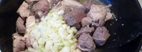 гуляш под нежным соусом с картофельной корочкой. Шаг 2