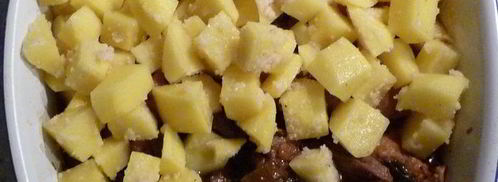 гуляш под нежным соусом с картофельной корочкой. Шаг 6