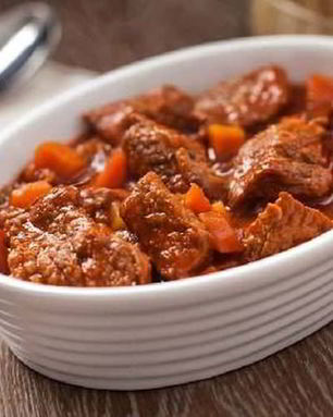 Гуляш с красным вином