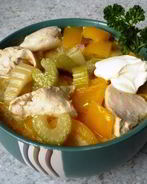 Гуляш с нежной куриной грудкой, сельдереем и перцем