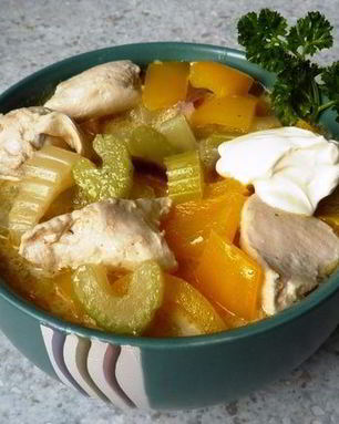 Гуляш с нежной куриной грудкой, сельдереем и перцем