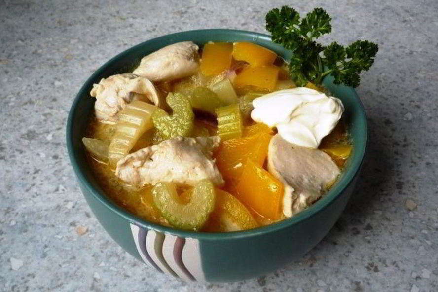 Рецепт гуляша с нежной куриной грудкой, сельдереем и перцем