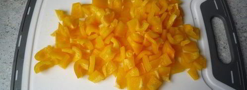 гуляш с нежной куриной грудкой, сельдереем и перцем. Шаг 2