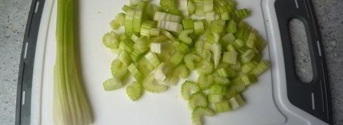 гуляш с нежной куриной грудкой, сельдереем и перцем. Шаг 3