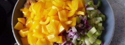 гуляш с нежной куриной грудкой, сельдереем и перцем. Шаг 5