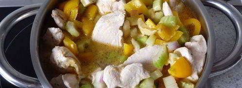 гуляш с нежной куриной грудкой, сельдереем и перцем. Шаг 6