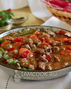 Пряный гуляш из говядины на сковороде