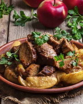 Сочный гуляш с яблоками