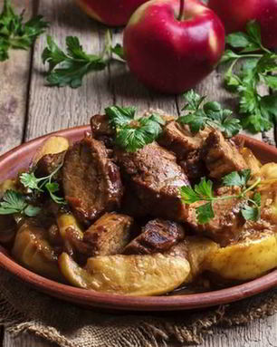 Сочный гуляш с яблоками