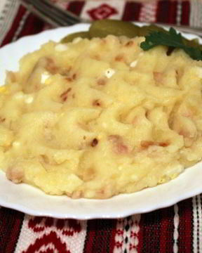 Картофельное пюре с беконом, луком и вареным яйцом