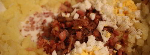 картофельное пюре с беконом, луком и вареным яйцом. Шаг 5