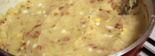 картофельное пюре с беконом, луком и вареным яйцом. Шаг 6