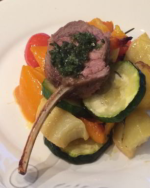 Бараньи котлеты с тушеными овощами и мятным соусом