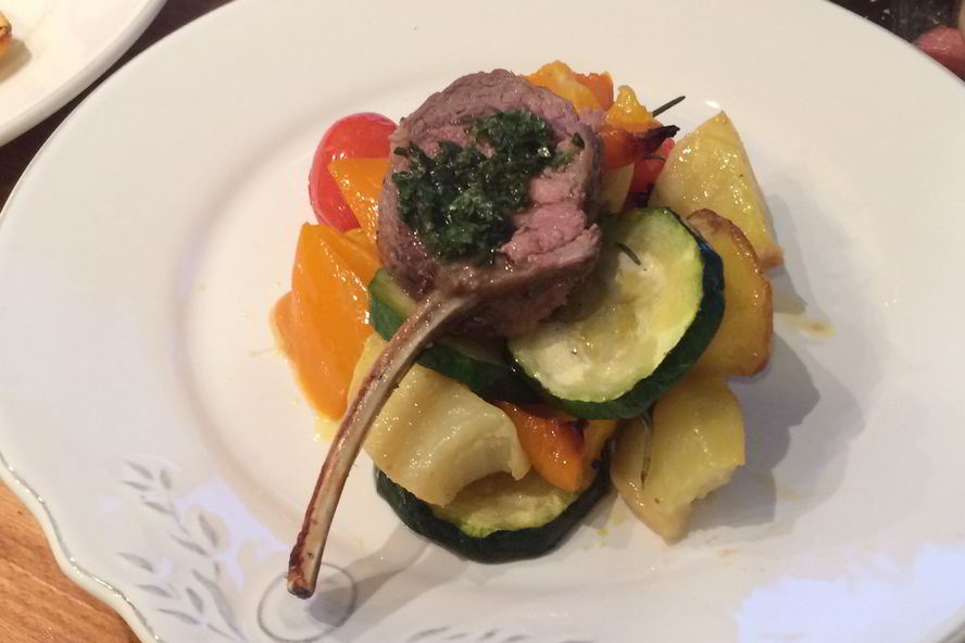 Рецепт бараньих котлет с тушеными овощами и мятным соусом