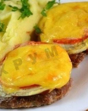 Котлеты из фарша в духовке с овощами и сыром