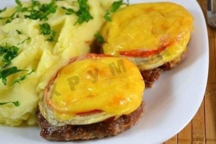 Рецепт котлет из фарша в духовке с овощами и сыром