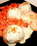 Котлеты из индейки с айвой под голубым соусом и шафраном