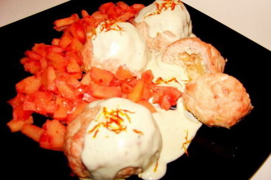 Рецепт котлет из индейки с айвой под голубым соусом и шафраном