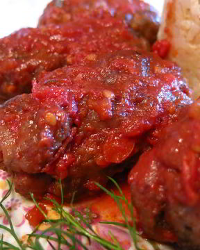 Котлеты в винно-томатном соусе