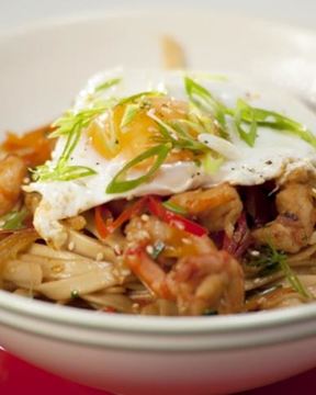 Лапша с креветками, овощами и яйцом