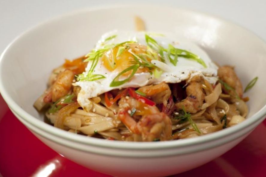 Рецепт лапши с креветками, овощами и яйцом