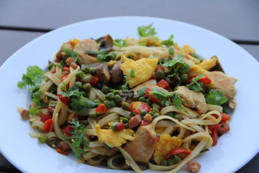 Рецепт лапши с курицей и овощами по-сингапурски