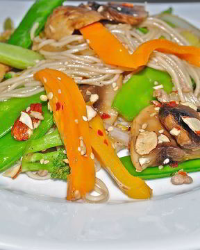 Лапша с овощами в воке