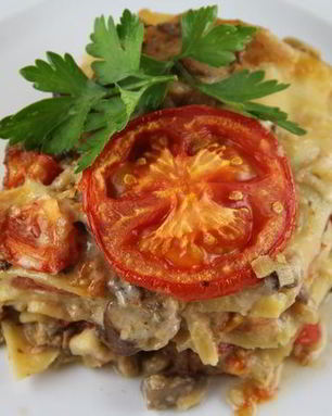 Лазанья с грибами, луком-пореем и сыром чеддер