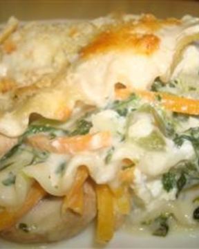 Лазанья со шпинатом, шампиньонами и белым соусом