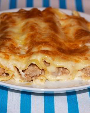 Каннеллони с фаршем под соусом бешамель