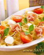 Макароны с беконом, моцареллой и помидорами