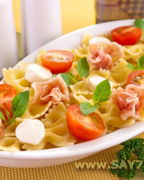 Макароны с беконом, моцареллой и помидорами