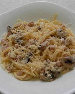 Макароны с ветчиной и грибами